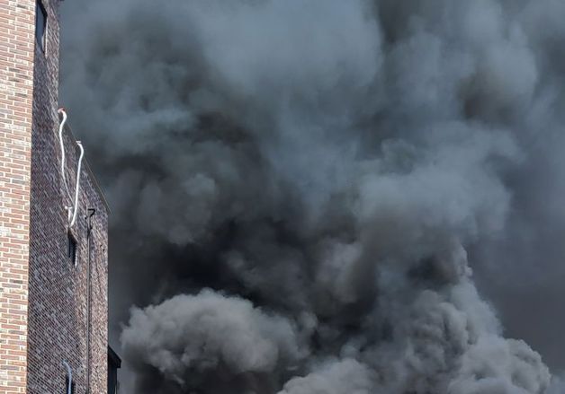 용인 주차된 캠핑카 화재…컨테이너로 번졌다가 1시간 만에 진화