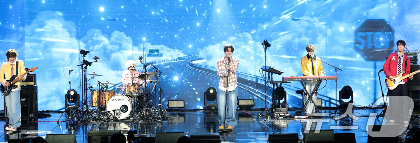 본문 이미지 - 밴드 하츠웨이브(hrtz.wav)가 8일 서울 마포구 문화비축기지에서 열린 첫 번째 미니앨범 ‘The First Wave(더 퍼스트 웨이브)’ 발매 쇼케이스에서 타이틀곡 ‘NINETEEN(나인틴)’을 선보이고 있다. 2026.4.8 ⓒ 뉴스1 권현진 기자