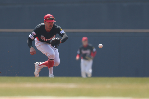 이범호 KIA 감독 "데일 홈 송구? 병살 안 된다 판단…고급 플레이였다"