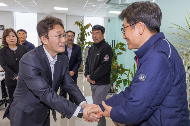 "2300명 원대복귀" 박윤영 KT 대표, 토탈영업TF 직접 만났다