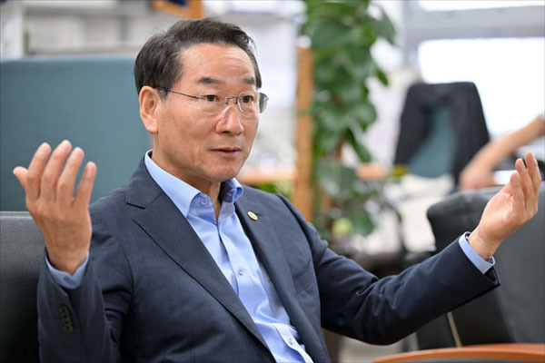 "내항 개발엔 순서가 있다"…유정복, '진척 없다' 박찬대 주장 반박