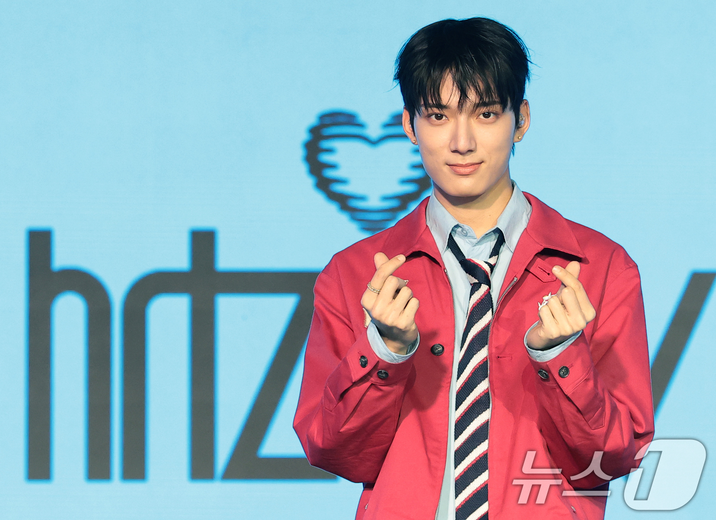 (서울=뉴스1) 권현진 기자 = 밴드 하츠웨이브(hrtz.wav) 데인이 8일 서울 마포구 문화비축기지에서 열린 첫 번째 미니앨범 ‘The First Wave(더 퍼스트 웨이브)’ …