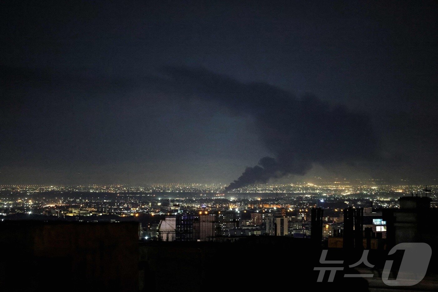 본문 이미지 - 7일(현지시간) 이란 수도 테헤란에서 미국과 이스라엘의 공습으로 연기가 치솟고 있다. ⓒ AFP=뉴스1