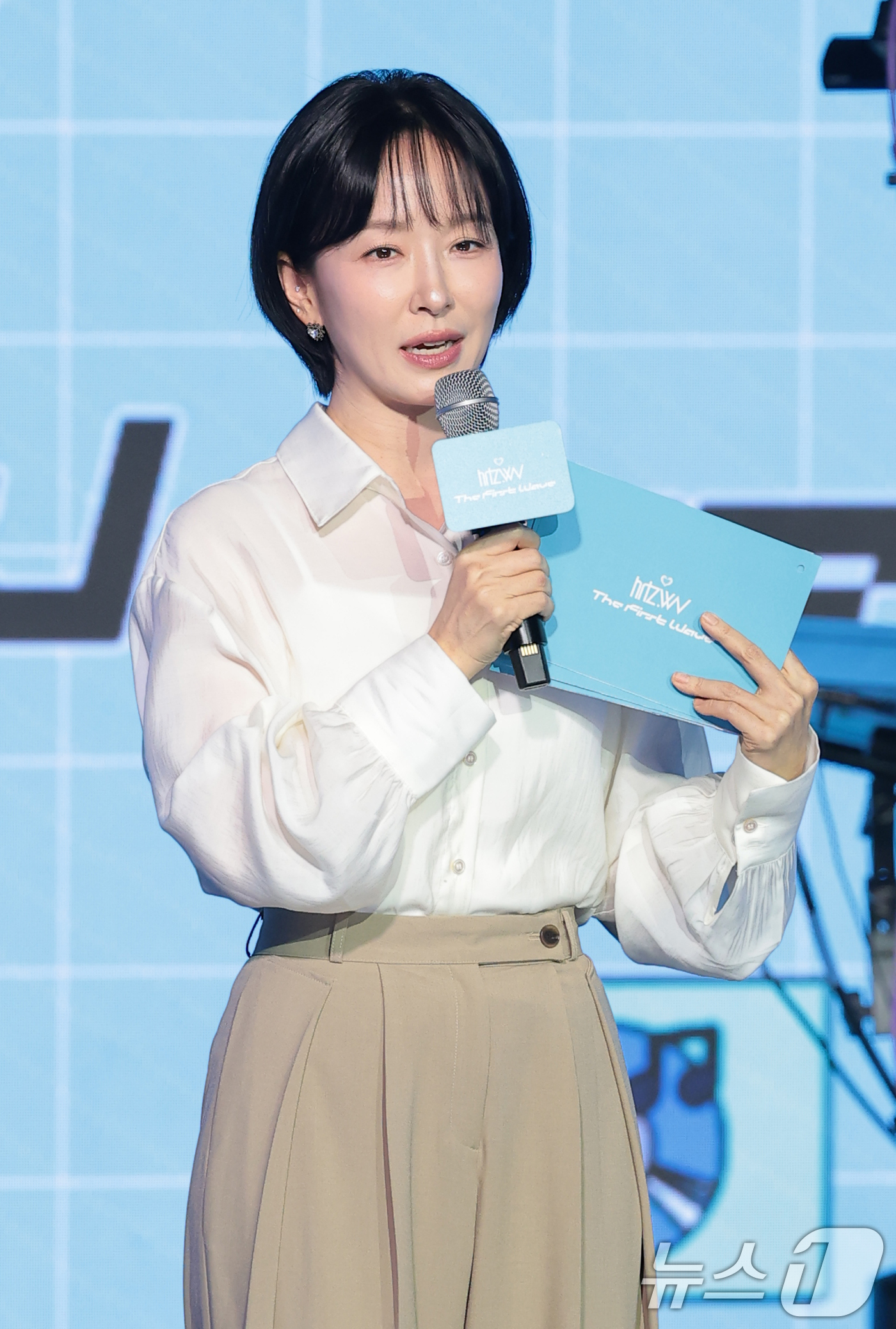 (서울=뉴스1) 권현진 기자 = 박선영 아나운서가 8일 서울 마포구 문화비축기지에서 열린 하츠웨이브 첫 번째 미니앨범 ‘The First Wave(더 퍼스트 웨이브)’ 발매 쇼케이 …