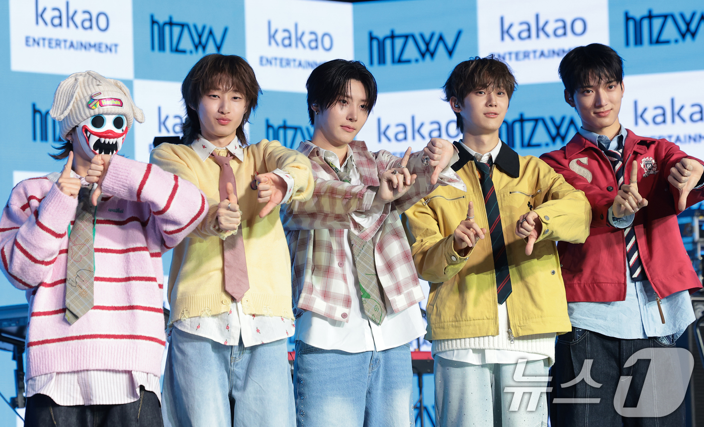 (서울=뉴스1) 권현진 기자 = 밴드 하츠웨이브(hrtz.wav) 하기와(왼쪽부터)와 케이텐, 리안, 윤영준, 데인이 8일 서울 마포구 문화비축기지에서 열린 첫 번째 미니앨범 ‘T …