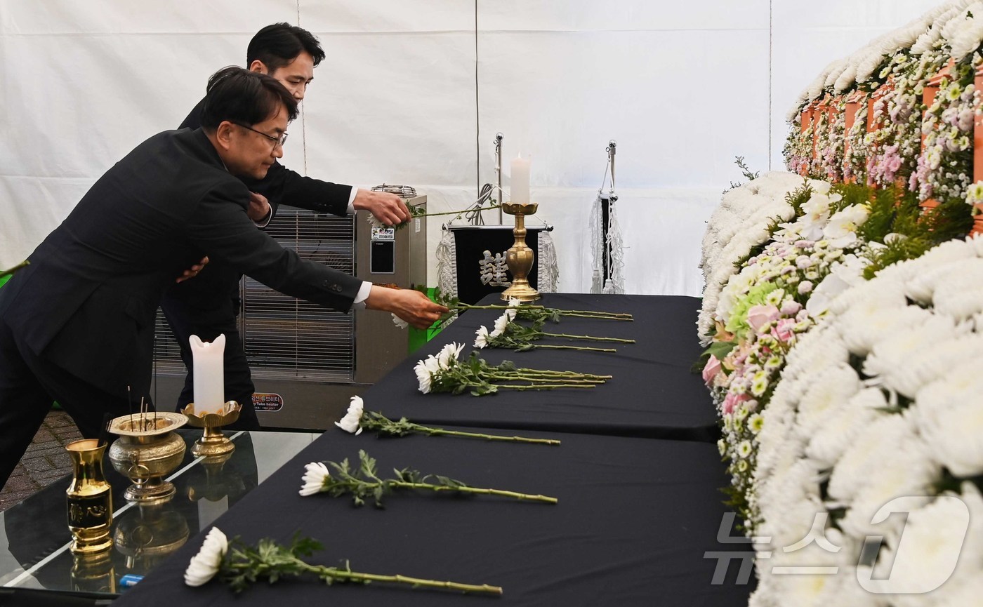 (서울=뉴스1) = 김광용 행정안전부 재난안전관리본부장이 8일 대전광역시 문평근린공원에 마련된 대덕구 공장 화재 희생자 합동분향소를 찾아 조문하고 있다. (행정안전부 제공. 재판매 …