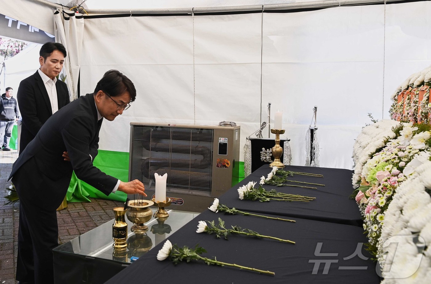 (서울=뉴스1) = 김광용 행정안전부 재난안전관리본부장이 8일 대전광역시 문평근린공원에 마련된 대덕구 공장 화재 희생자 합동분향소를 찾아 조문하고 있다. (행정안전부 제공. 재판매 …