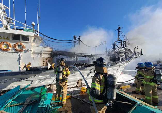 강릉 주문진서 정박중 72톤 배에서 화재…1시간 30분만에 초진