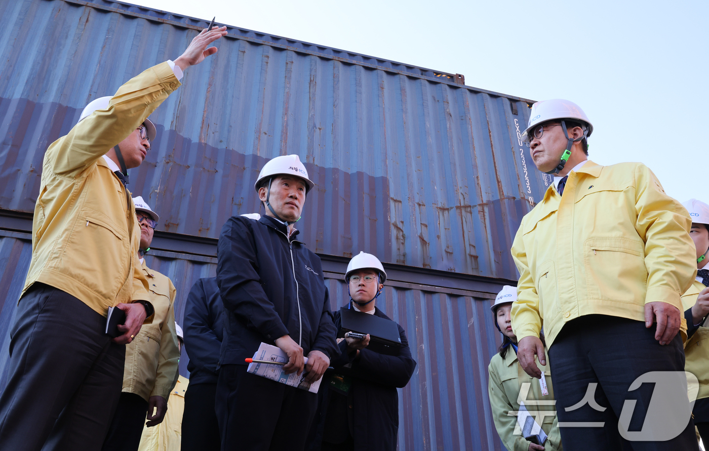 (의왕=뉴스1) 이재명 기자 = 이재명 대통령이 8일 경기 의왕 내륙컨테이너 기지에서 열린 고유가 위기극복을 위한 화물운송·물류업계 현장간담회에서 정구용 의왕 ICD 대표이사의 현 …