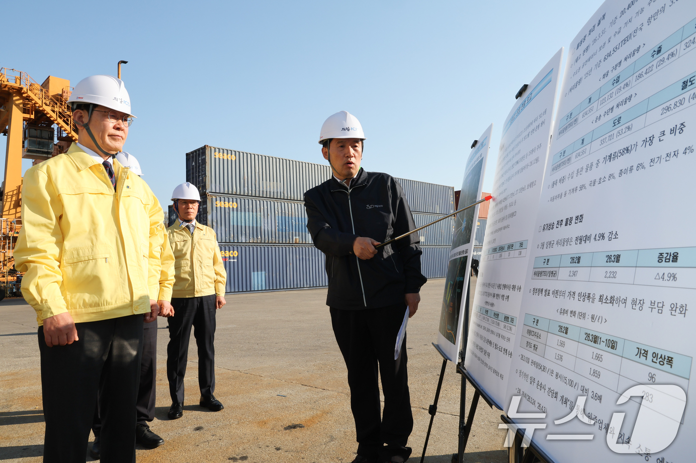 (의왕=뉴스1) 이재명 기자 = 이재명 대통령이 8일 경기 의왕 내륙컨테이너 기지에서 열린 고유가 위기극복을 위한 화물운송·물류업계 현장간담회에서 정구용 의왕 ICD 대표이사의 현 …