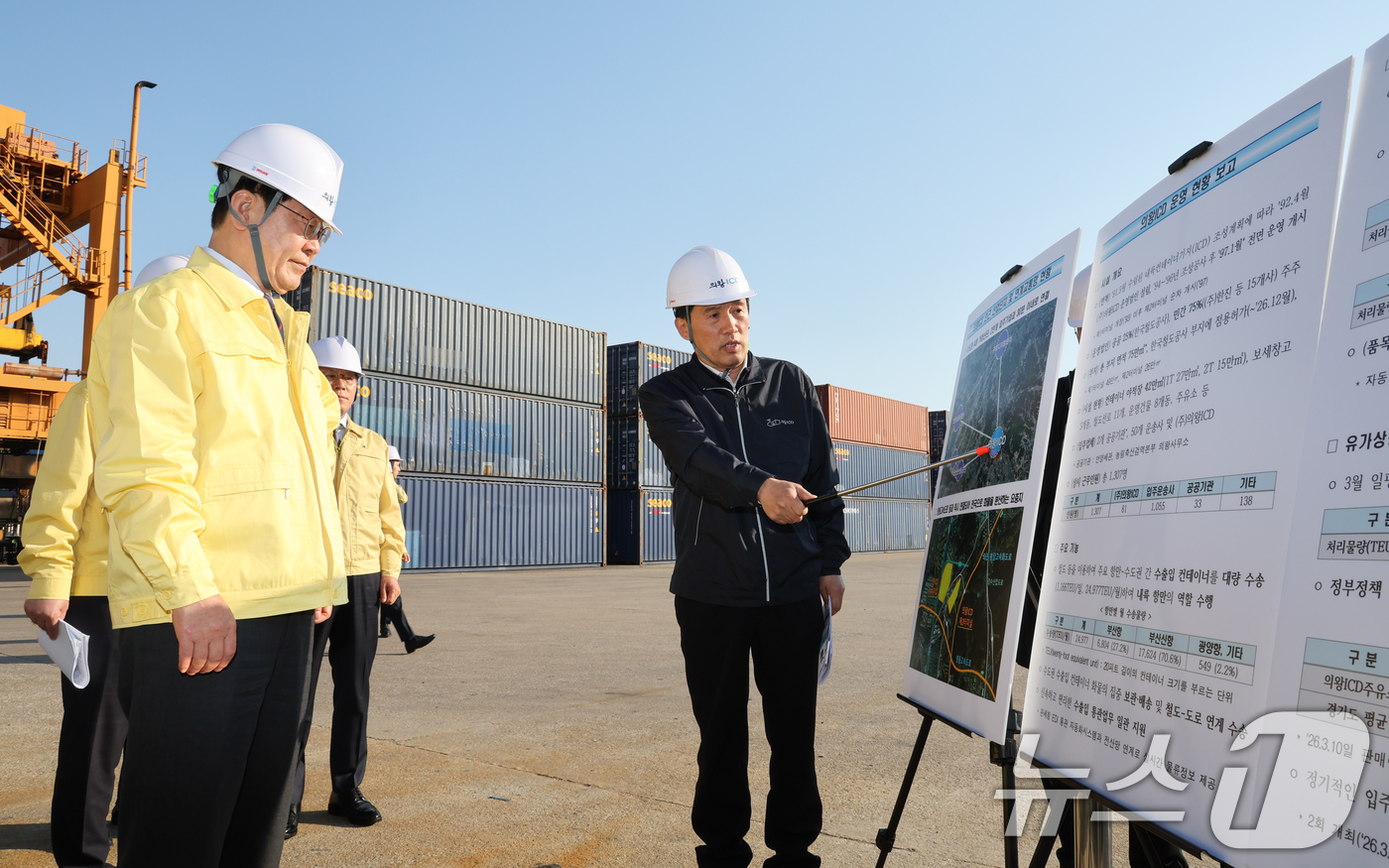 (의왕=뉴스1) 이재명 기자 = 이재명 대통령이 8일 경기 의왕 내륙컨테이너 기지에서 열린 고유가 위기극복을 위한 화물운송·물류업계 현장간담회에서 정구용 의왕 ICD 대표이사의 현 …