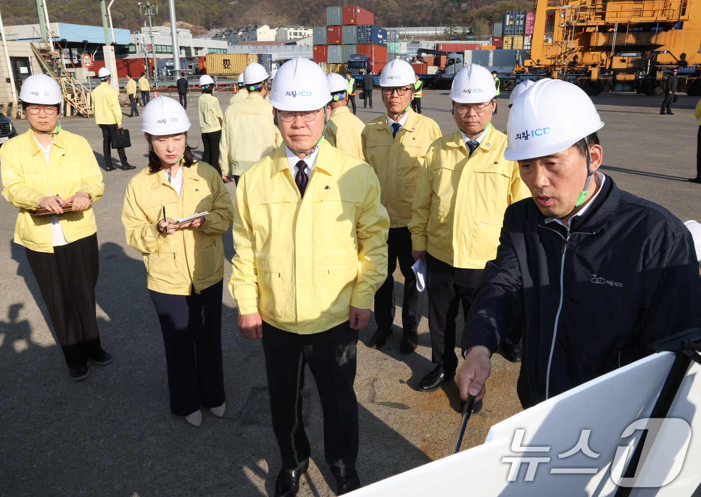 (의왕=뉴스1) 이재명 기자 = 이재명 대통령이 8일 경기 의왕 내륙컨테이너 기지에서 열린 고유가 위기극복을 위한 화물운송·물류업계 현장간담회에서 정구용 의왕 ICD 대표이사의 현 …