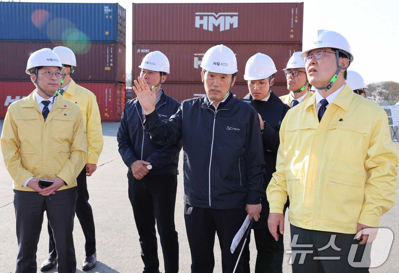 (의왕=뉴스1) 이재명 기자 = 이재명 대통령이 8일 경기 의왕 내륙컨테이너 기지에서 열린 고유가 위기극복을 위한 화물운송·물류업계 현장간담회에서 정구용 의왕 ICD 대표이사의 현 …