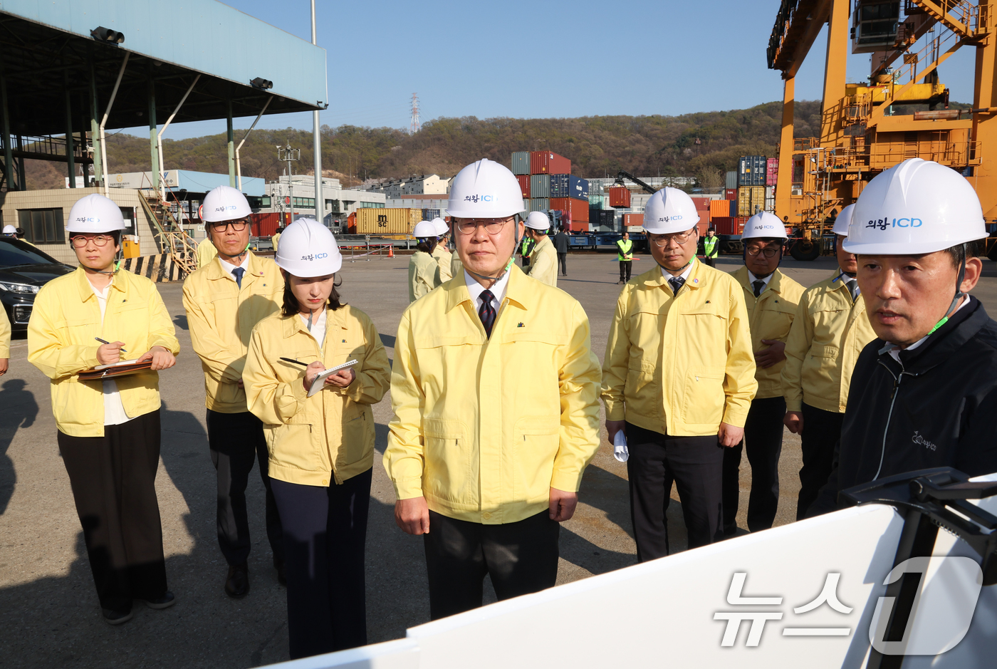 (의왕=뉴스1) 이재명 기자 = 이재명 대통령이 8일 경기 의왕 내륙컨테이너 기지에서 열린 고유가 위기극복을 위한 화물운송·물류업계 현장간담회에서 정구용 의왕 ICD 대표이사의 현 …