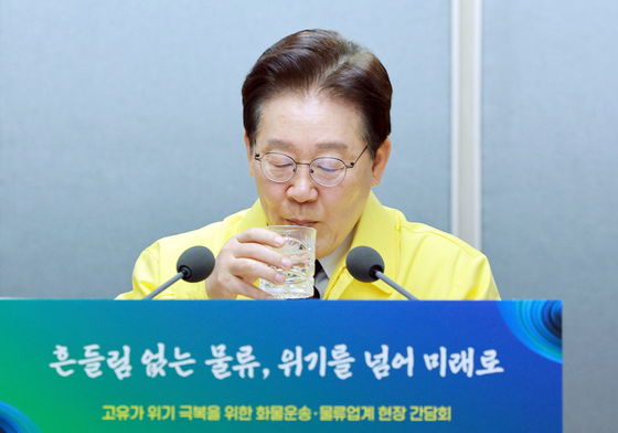 목 축이는 이재명 대통령