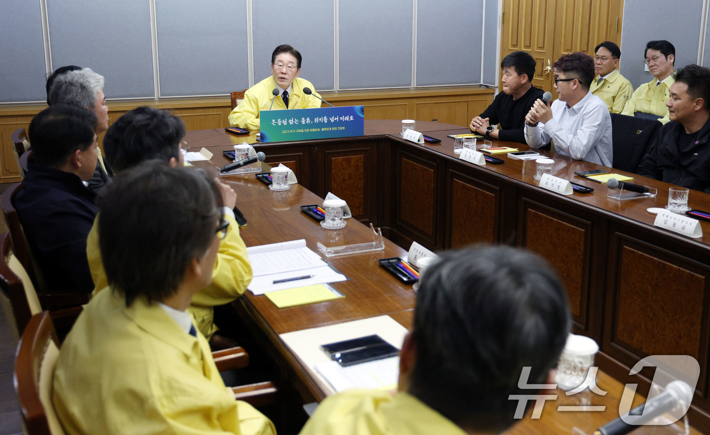 (의왕=뉴스1) 이재명 기자 = 이재명 대통령이 8일 경기 의왕 내륙컨테이너 기지에서 열린 고유가 위기극복을 위한 화물운송·물류업계 현장간담회에서 발언을 하고 있다. 2026.4. …