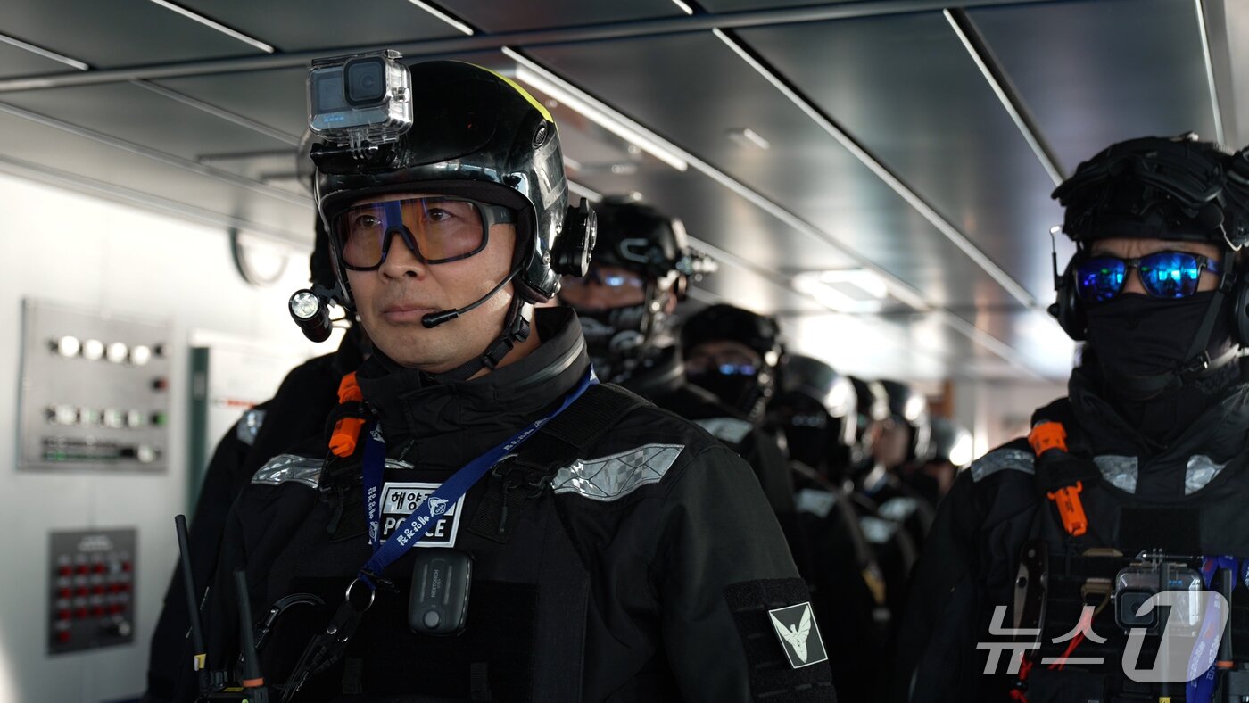 본문 이미지 - 지난 6일 인천 옹진군 소청도 남방 23해리 지점에서 불법 조업 중국어선 단속 모의 훈련에 소집된 3019함 특수기동대원 (중부지방해경청 제공/뉴스1)