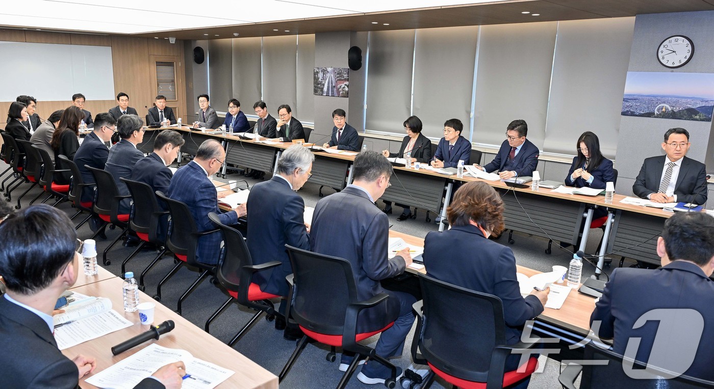 (대구=뉴스1) 공정식 기자 = 8일 오전 대구시 산격청사에서 간부회의가 열리고 있다. 이날 김정기 대구시장 권한대행은 "중동 정세가 여전히 불안한 상황에서 대외 여건 악화로 에너 …