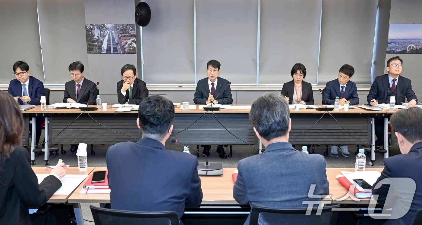 (대구=뉴스1) 공정식 기자 = 8일 오전 대구시 산격청사에서 간부회의가 열리고 있다. 이날 김정기 대구시장 권한대행은 "중동 정세가 여전히 불안한 상황에서 대외 여건 악화로 에너 …