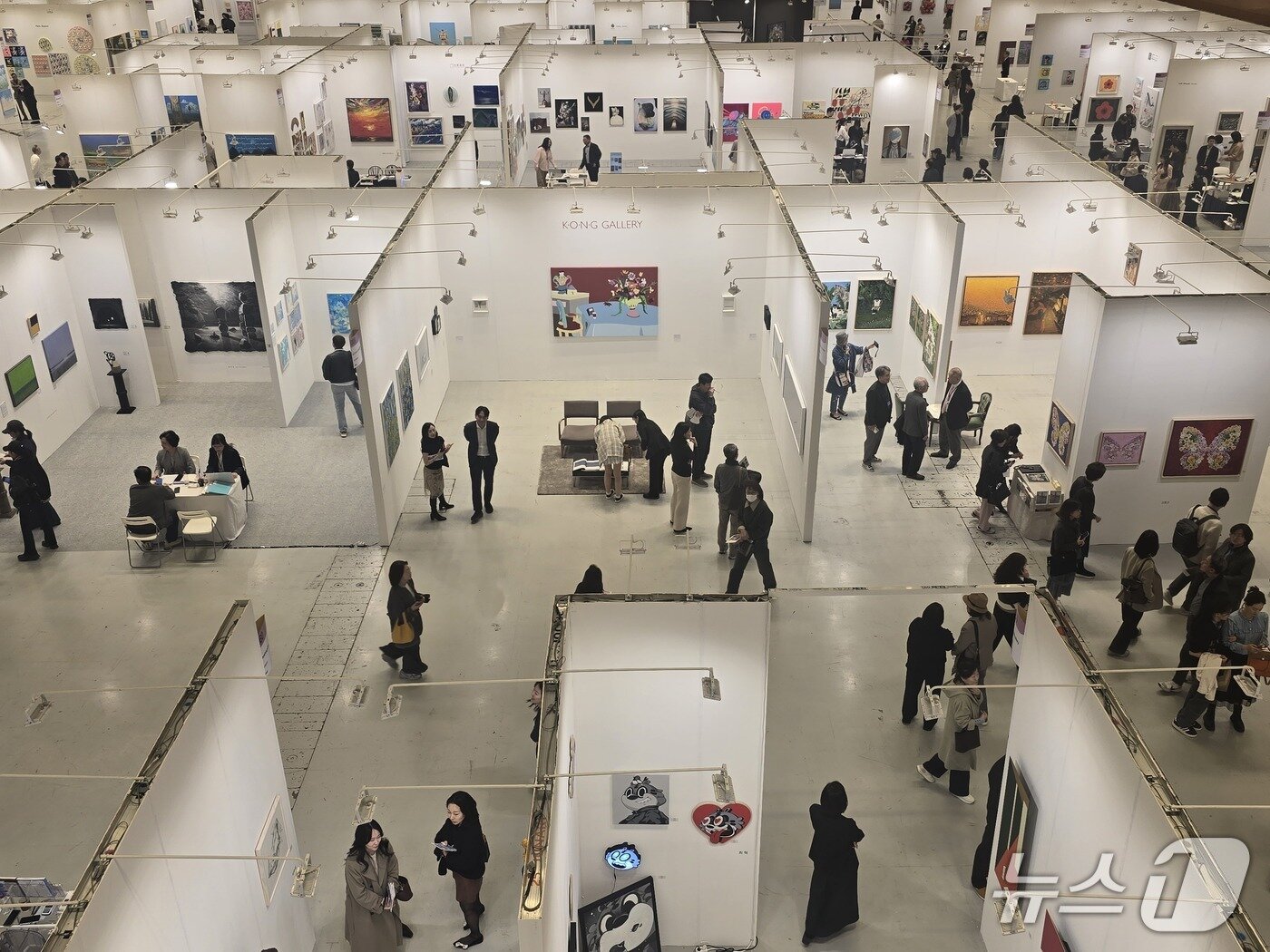 본문 이미지 - 2026 화랑미술제 전시장 전경 ⓒ 뉴스1 김정한 기자