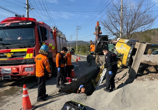 화순 오수관시설 공사장서 미니굴삭기 전도…작업자 2m 아래 추락