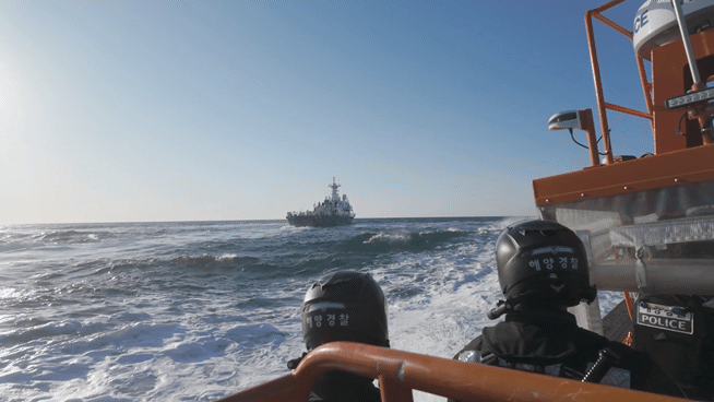 본문 이미지 - 지난 6일 오후 인천 옹진군 소청도 남방 23해리 해상에서  3019함 특수기동대원들이 고속단정에 올라 모의 불법조업 중국어선 추격에 나서고 있다(중부지방해양경찰청 제공/뉴스1)