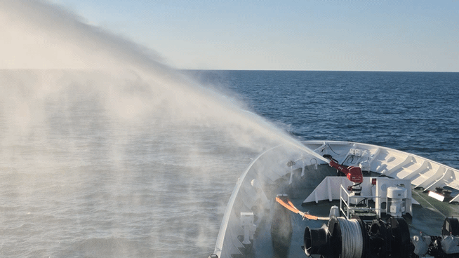 본문 이미지 - 지난 6일 오후 인천 옹진군 소청도 남방 23해리 해상에서  3019함 선수에 설치된 소화포가 모의 불법조업 중국어선을 향해 가동되고 있다/뉴스1