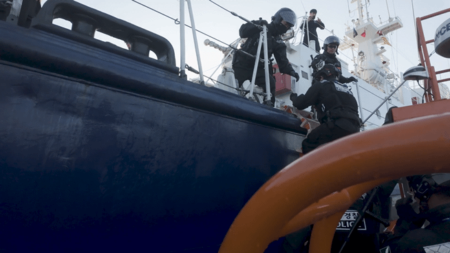 본문 이미지 -  지난 6일 오후 인천 옹진군 소청도 남방 23해리 해상에서  3019함 특수기동대원들이 고속단정에 올라 추격한 모의 불법조업 중국어선에  등선하고 있다(중부지방해양경찰청 제공/뉴스1)