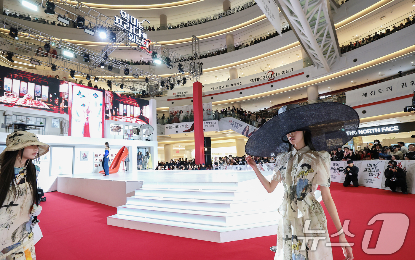 (서울=뉴스1) 권현진 기자 = 8일 서울 영등포구 타임스퀘어에서 열린 영화 ‘악마는 프라다를 입는다 2’(감독 데이빗 프랭클) 레드카펫 행사에서 모델들이 런웨이를 하고 있다. 2 …