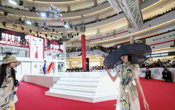 '악마는 프라다2' 레드카펫에서 펼쳐지는 런웨이