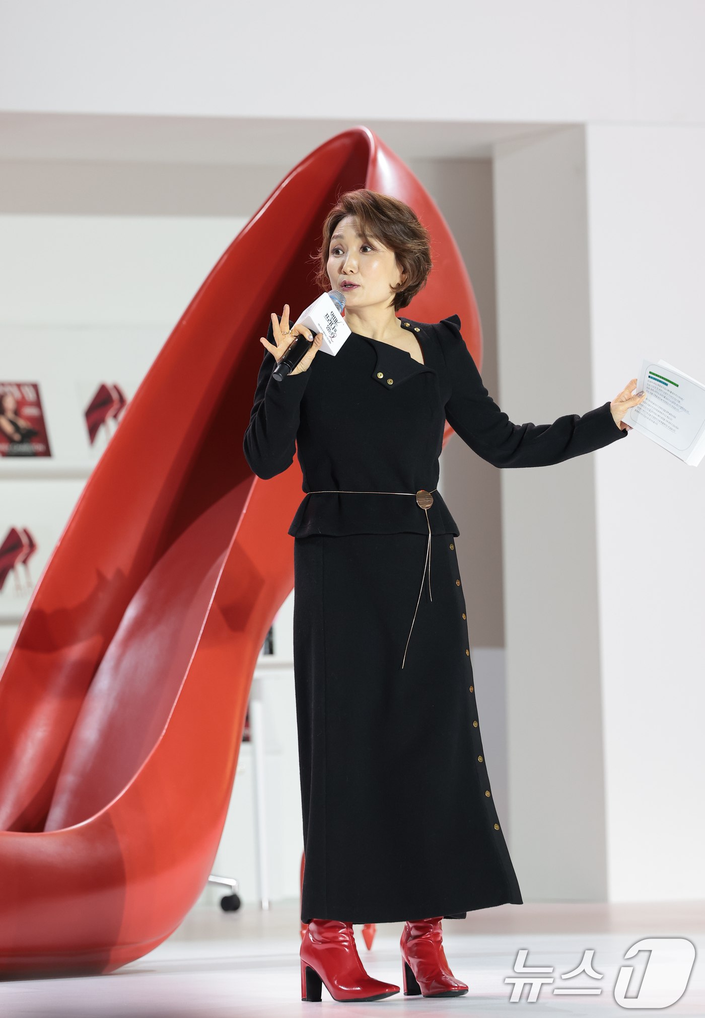 (서울=뉴스1) 권현진 기자 = 방송인 박경림이 8일 서울 영등포구 타임스퀘어에서 열린 영화 ‘악마는 프라다를 입는다 2’(감독 데이빗 프랭클) 레드카펫 행사에서 진행을 하고 있다 …