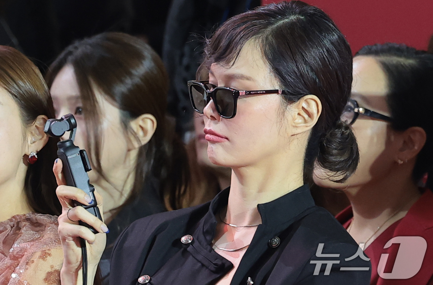 (서울=뉴스1) 권현진 기자 = 톱모델 송경아가 8일 서울 영등포구 타임스퀘어에서 열린 영화 ‘악마는 프라다를 입는다 2’(감독 데이빗 프랭클) 레드카펫 행사에 참석해 즐거운 시간 …