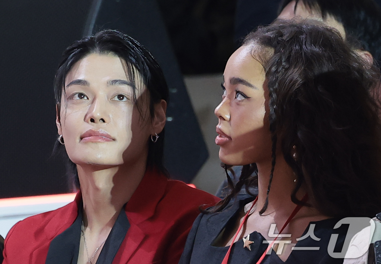 (서울=뉴스1) 권현진 기자 = 모델 정혁과 박제니(오른쪽)가 8일 서울 영등포구 타임스퀘어에서 열린 영화 ‘악마는 프라다를 입는다 2’(감독 데이빗 프랭클) 레드카펫 행사에 참석 …