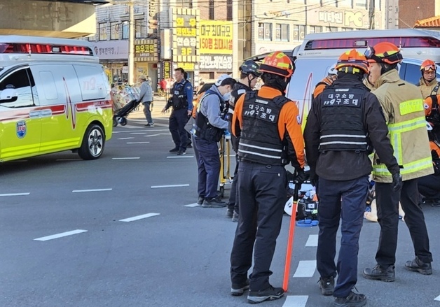 대구 복현오거리서 교통사고…행인 3명 부상(종합)