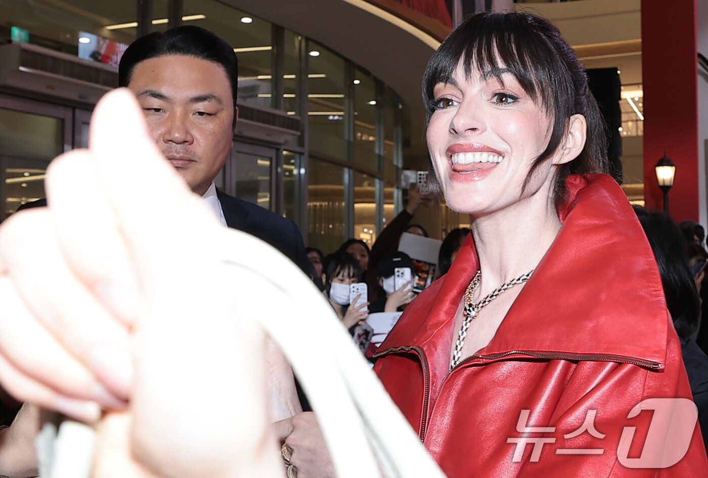 본문 이미지 - 배우 앤 해서웨이가 8일 서울 영등포구 타임스퀘어에서 열린 영화 ‘악마는 프라다를 입는다 2’(감독 데이빗 프랭클) 레드카펫 행사에 참석해 팬들과 즐거운 시간을 보내고 있다. 2026.4.8 ⓒ 뉴스1 권현진 기자