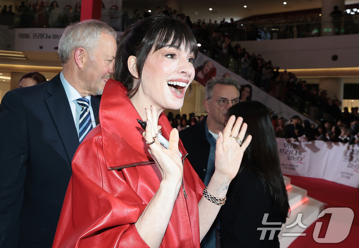 (서울=뉴스1) 권현진 기자 = 배우 앤 해서웨이와 메릴 스트립이 8일 서울 영등포구 타임스퀘어에서 열린 영화 ‘악마는 프라다를 입는다 2’(감독 데이빗 프랭클) 레드카펫 행사에 …