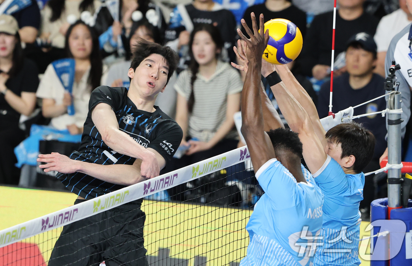 (천안=뉴스1) 김기태 기자 = 8일 충남 천안 유관순체육관에서 열린 프로배구 2025-2026 V리그 남자부 챔피언 결정전 4차전 대한항공과 현대캐피탈의 경기에서 현대캐피탈 허수 …