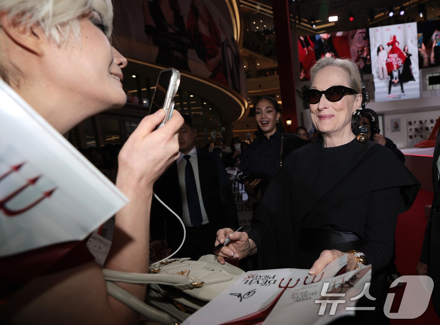 본문 이미지 - 배우 메릴 스트립이 8일 서울 영등포구 타임스퀘어에서 열린 영화 ‘악마는 프라다를 입는다 2’(감독 데이빗 프랭클) 레드카펫 행사에 참석해 팬들과 즐거운 시간을 보내고 있다. 2026.4.8 ⓒ 뉴스1 권현진 기자