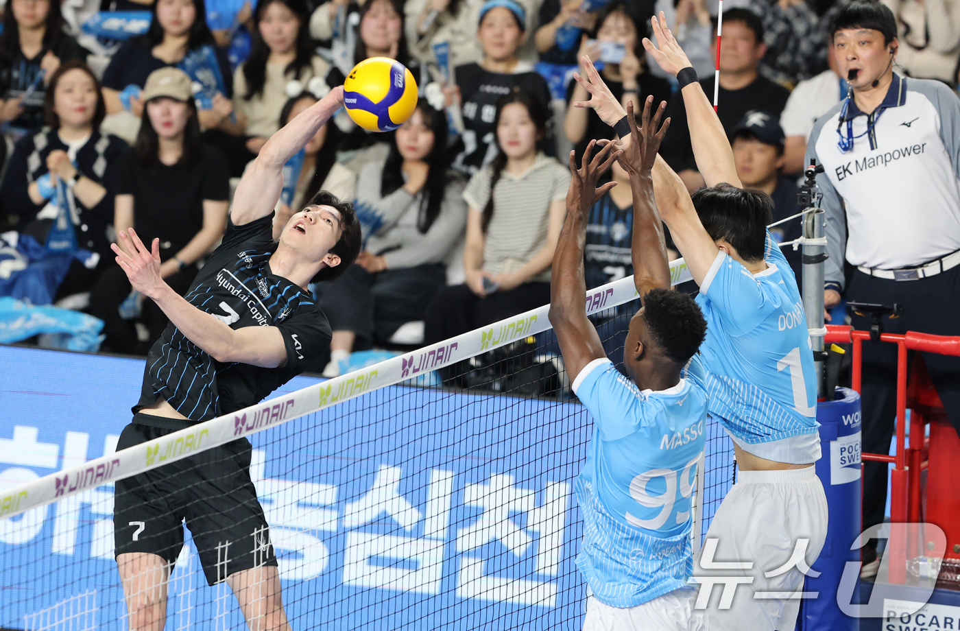 (천안=뉴스1) 김기태 기자 = 8일 충남 천안 유관순체육관에서 열린 프로배구 2025-2026 V리그 남자부 챔피언 결정전 4차전 대한항공과 현대캐피탈의 경기에서 현대캐피탈 허수 …