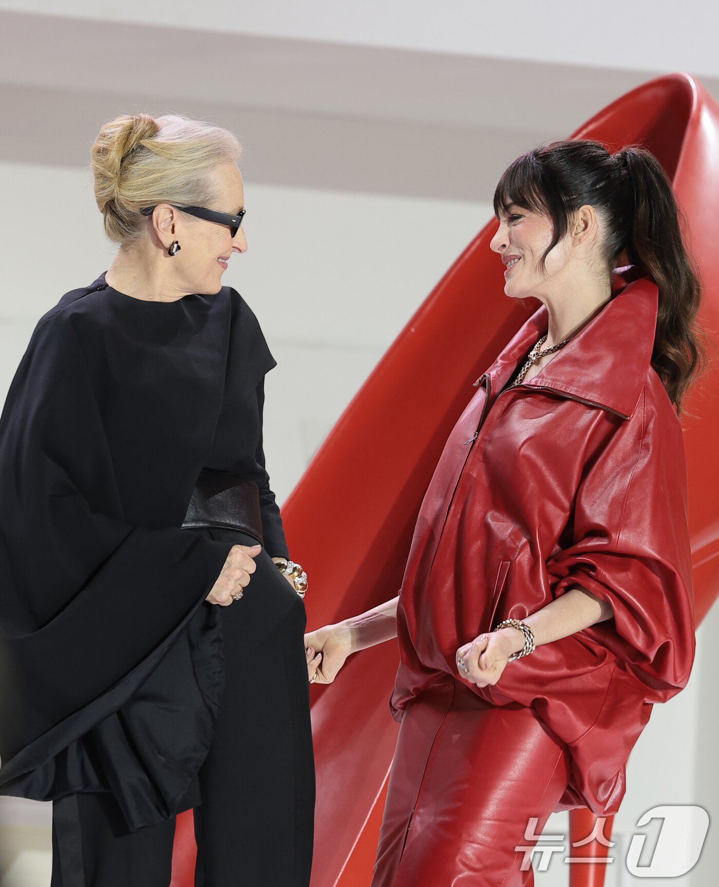 본문 이미지 - 배우 앤 해서웨이와 메릴 스트립(왼쪽)이 8일 서울 영등포구 타임스퀘어에서 열린 영화 ‘악마는 프라다를 입는다 2’(감독 데이빗 프랭클) 레드카펫 행사에 참석해 팬들 환호에 춤을 추며 화답하고 있다. 2026.4.8 ⓒ 뉴스1 권현진 기자