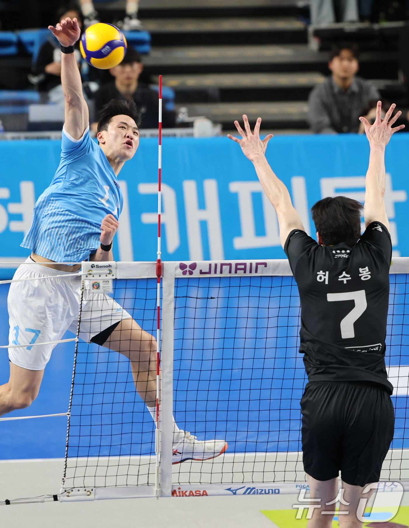 (천안=뉴스1) 김기태 기자 = 8일 충남 천안 유관순체육관에서 열린 프로배구 2025-2026 V리그 남자부 챔피언 결정전 4차전 대한항공과 현대캐피탈의 경기에서 대한항공 임동혁 …