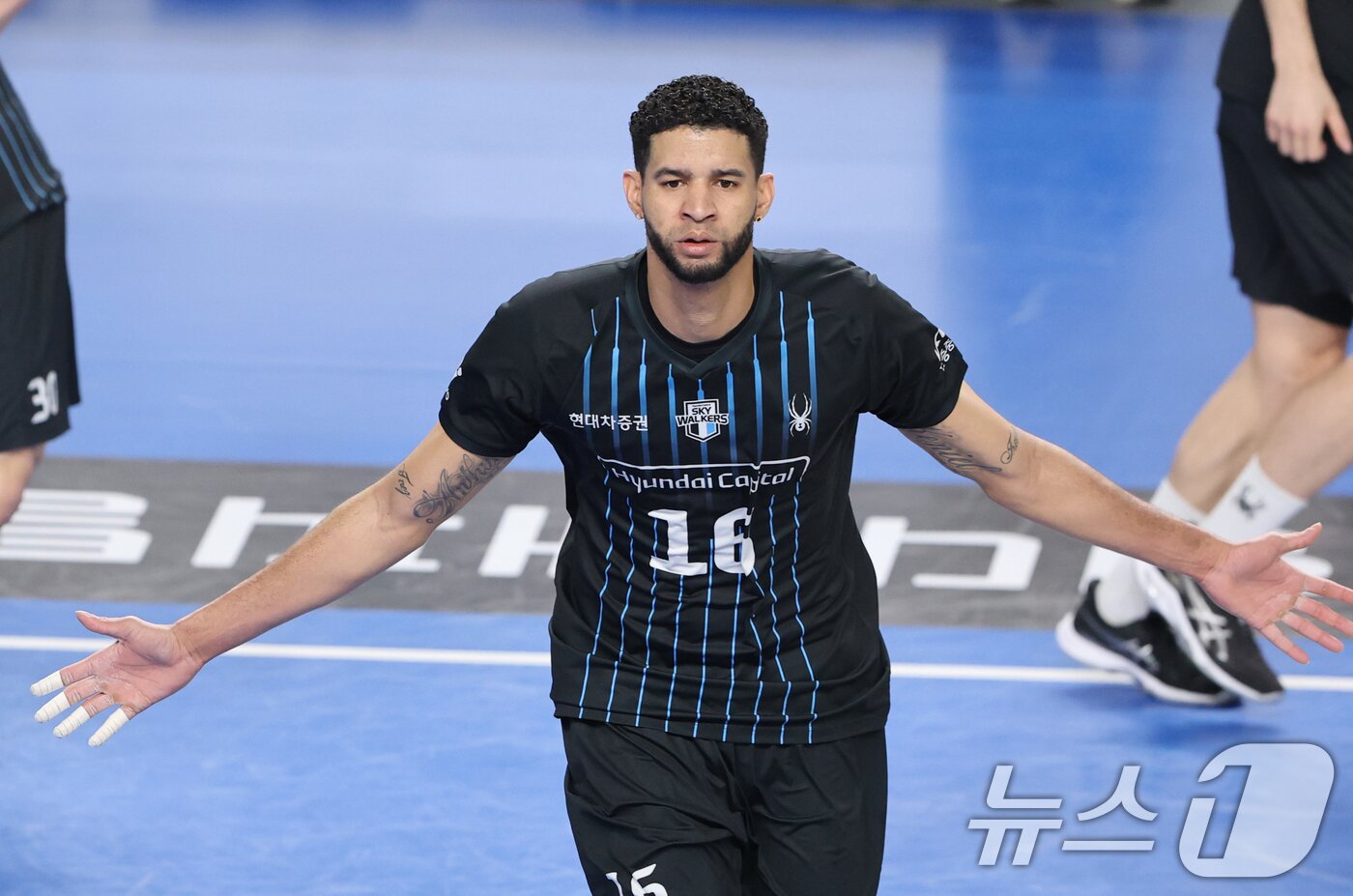 본문 이미지 - 8일 충남 천안 유관순체육관에서 열린 프로배구 2025-2026 V리그 남자부 챔피언 결정전 4차전 대한항공과 현대캐피탈의 경기에서 현대캐피탈 레오가 블로킹을 성공하자 환호하고 있다. 2026.4.8 ⓒ 뉴스1 김기태 기자