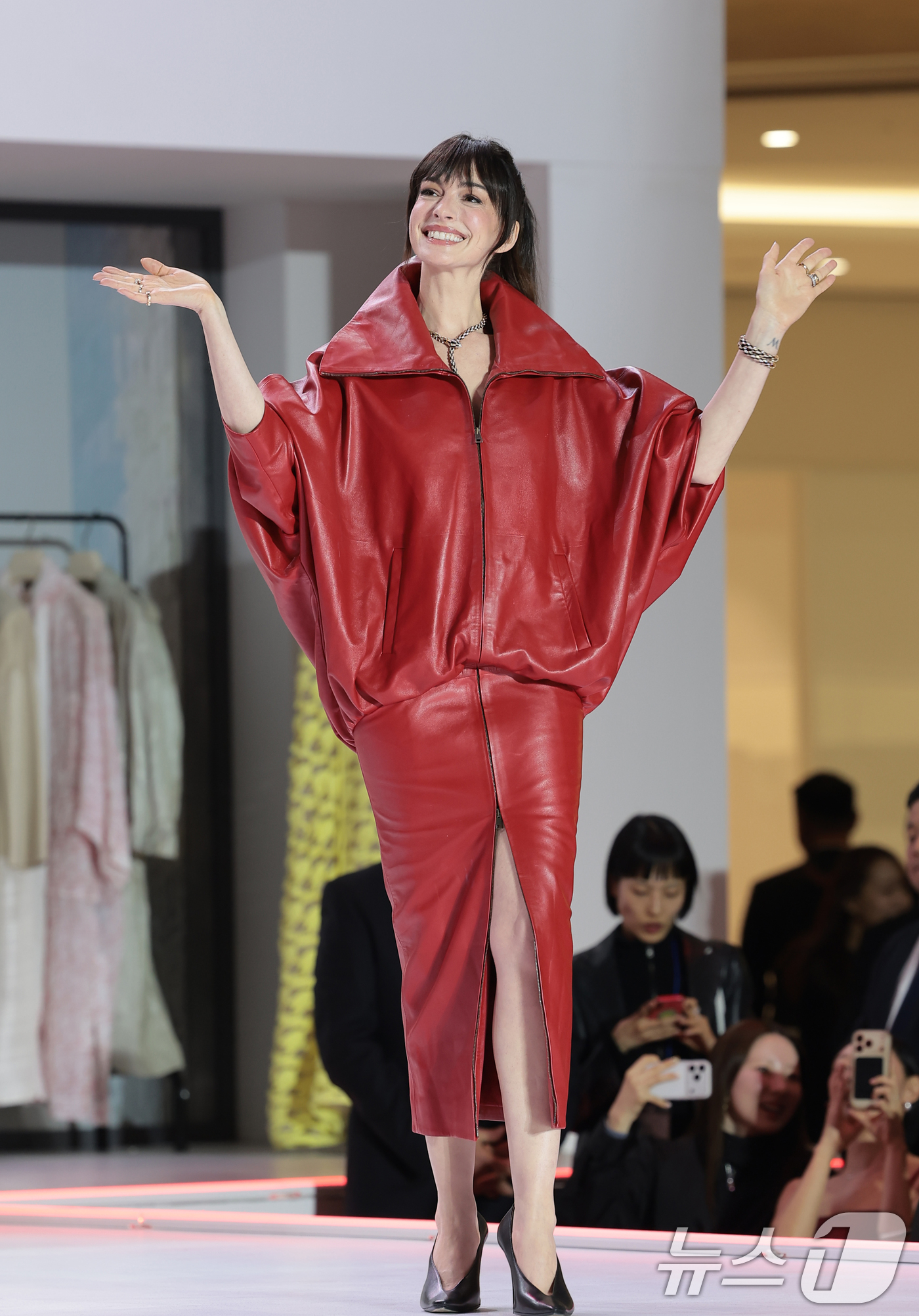 (서울=뉴스1) 권현진 기자 = 배우 앤 해서웨가 8일 서울 영등포구 타임스퀘어에서 열린 영화 ‘악마는 프라다를 입는다 2’(감독 데이빗 프랭클) 레드카펫 행사에 참석해 포즈를 취 …