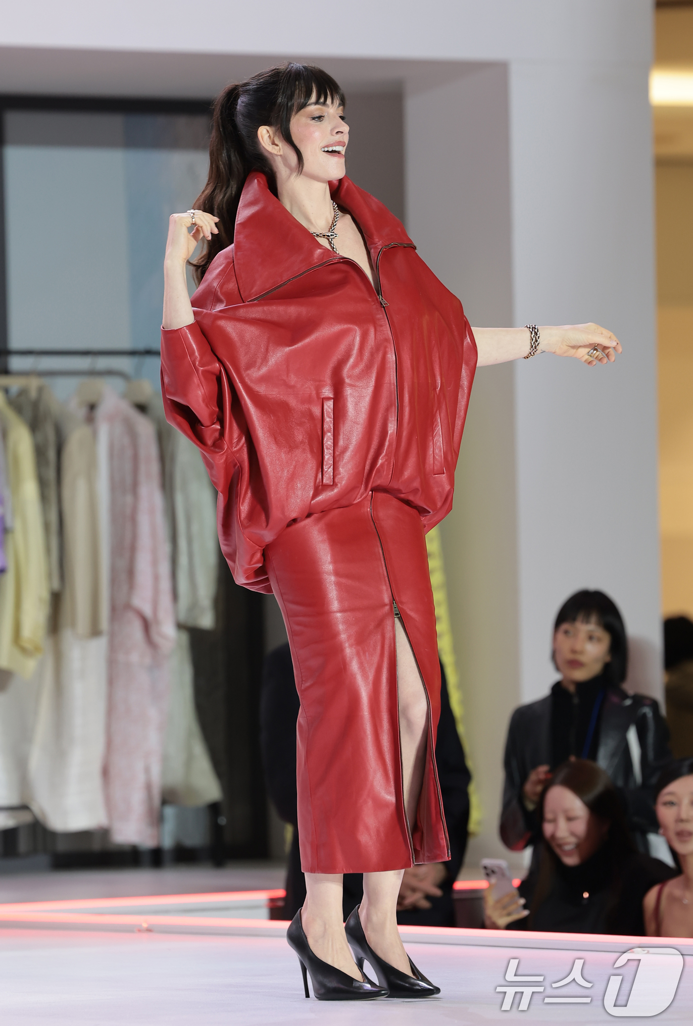 (서울=뉴스1) 권현진 기자 = 배우 앤 해서웨가 8일 서울 영등포구 타임스퀘어에서 열린 영화 ‘악마는 프라다를 입는다 2’(감독 데이빗 프랭클) 레드카펫 행사에 참석해 팬들 환호 …