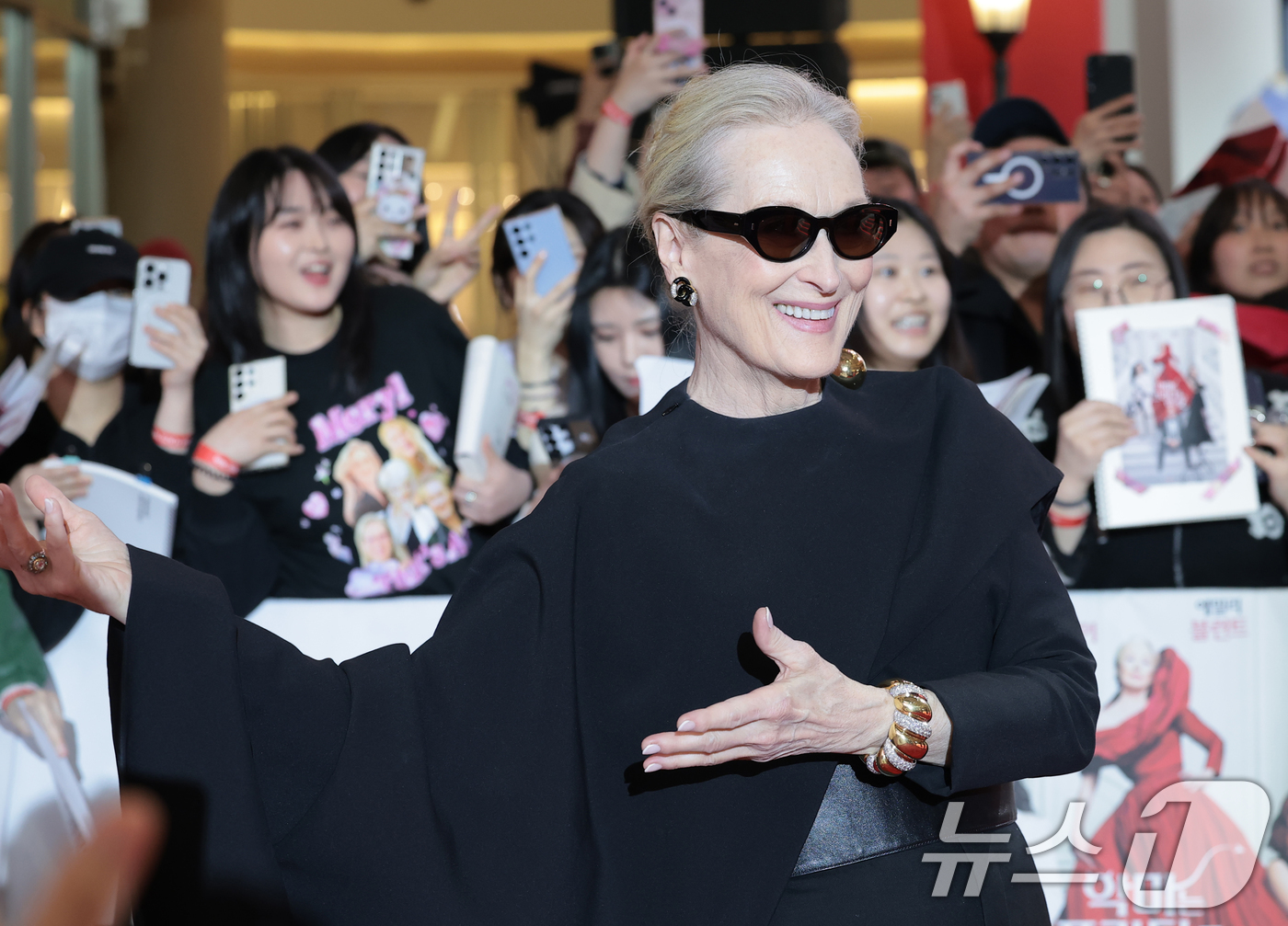 (서울=뉴스1) 권현진 기자 = 배우 메릴 스트립이 8일 서울 영등포구 타임스퀘어에서 열린 영화 ‘악마는 프라다를 입는다 2’(감독 데이빗 프랭클) 레드카펫 행사에 참석해 팬들과 …