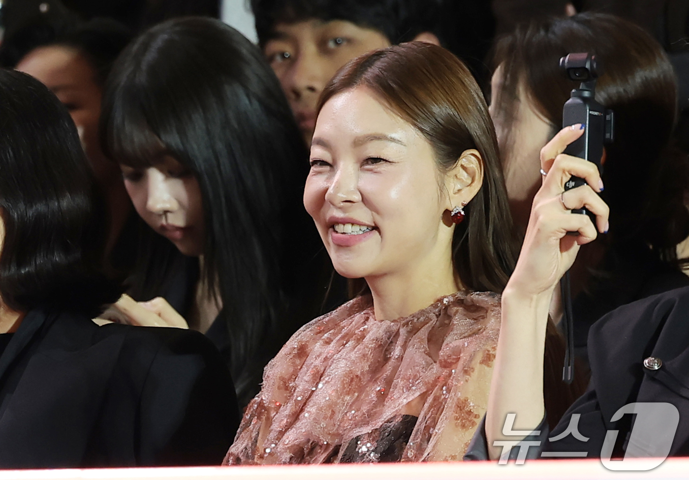 (서울=뉴스1) 권현진 기자 = 배우 송해나가 8일 서울 영등포구 타임스퀘어에서 열린 영화 ‘악마는 프라다를 입는다 2’(감독 데이빗 프랭클) 레드카펫 행사에 참석해 미소를 짓고 …