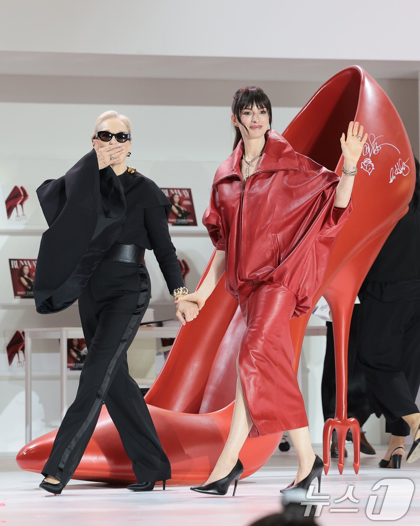 본문 이미지 - 배우 앤 해서웨이와 메릴 스트립(왼쪽)이 8일 서울 영등포구 타임스퀘어에서 열린 영화 ‘악마는 프라다를 입는다 2’(감독 데이빗 프랭클) 레드카펫 행사를 마친 뒤 인사를 하고 있다. 2026.4.8 ⓒ 뉴스1 권현진 기자