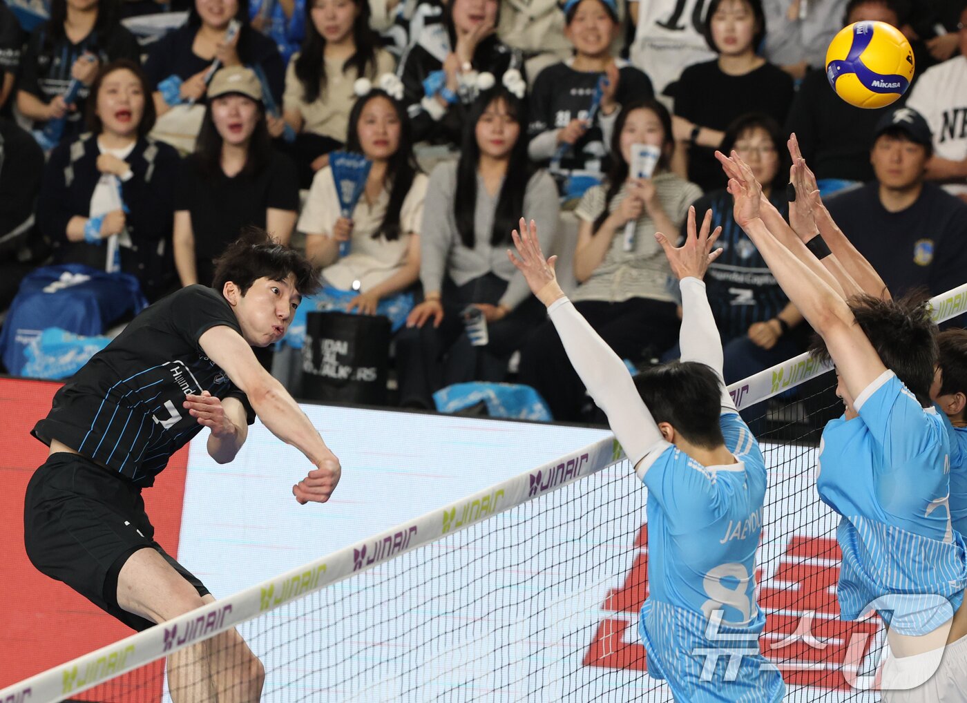 본문 이미지 - 8일 충남 천안 유관순체육관에서 열린 프로배구 2025-2026 V리그 남자부 챔피언 결정전 4차전 대한항공과 현대캐피탈의 경기에서 현대캐피탈 허수봉이 공격을 시도하고 있다. 2026.4.8 ⓒ 뉴스1 김기태 기자
