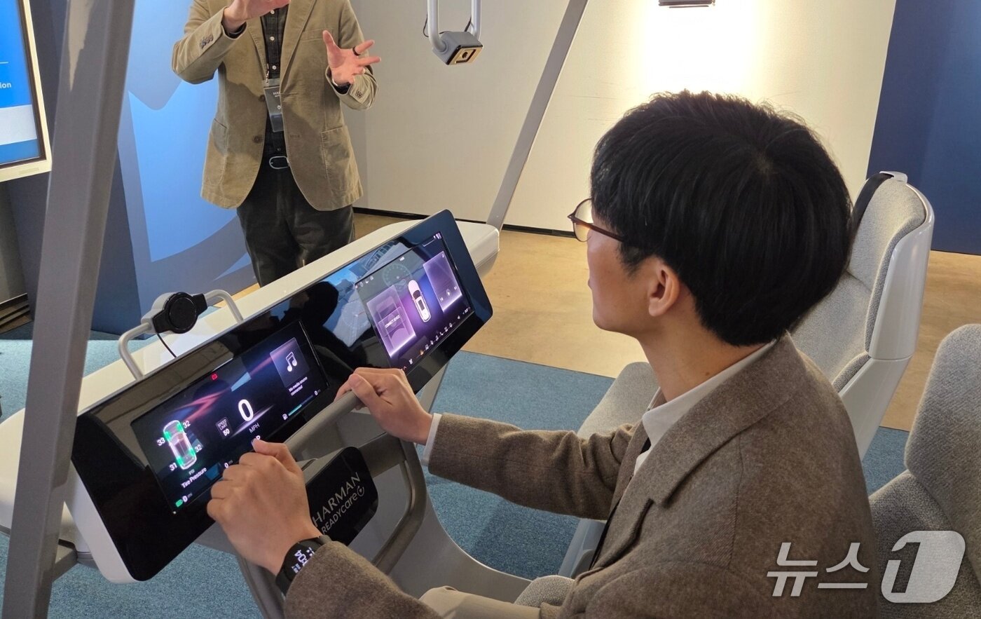 본문 이미지 - 삼성전자·하만 관계자가 스마트 운전석에 앉아 각종 기능을 시연하고 있다. 2026. 4. 8/뉴스1 황진중 기자