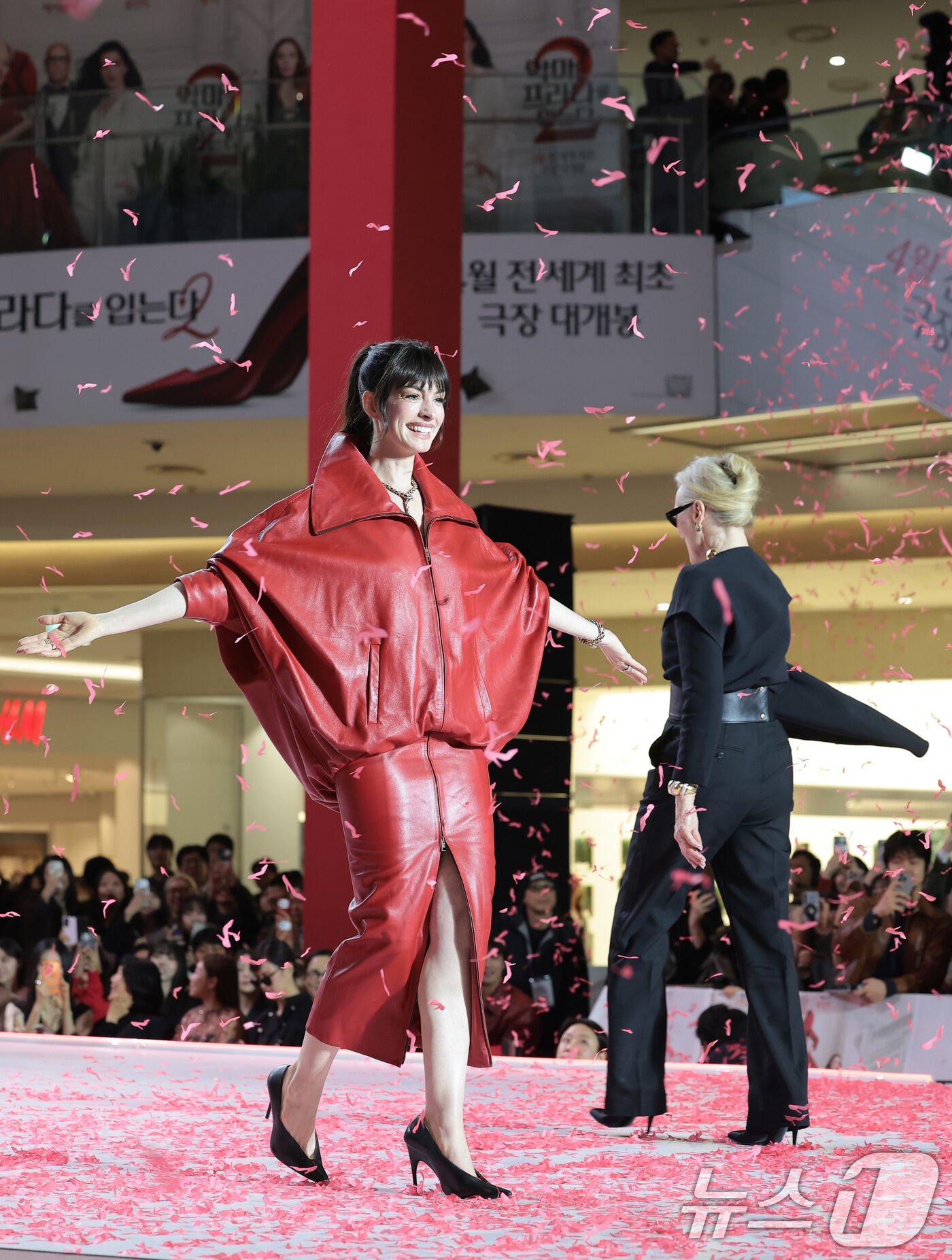 본문 이미지 - 배우 앤 해서웨이와 메릴 스트립(오른쪽)이 8일 서울 영등포구 타임스퀘어에서 열린 영화 ‘악마는 프라다를 입는다 2’(감독 데이빗 프랭클) 레드카펫 행사에 참석해 런웨이를 하고 있다. 2026.4.8 ⓒ 뉴스1 권현진 기자